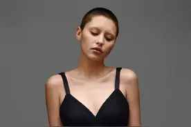 组图：裘德·洛之女Iris杂志大片，为角色长发变平头图片