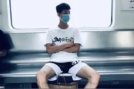 “偷拍”那些直男体育生们！白袜脚好大图片