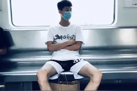 “偷拍”那些直男体育生们！白袜脚好大图片