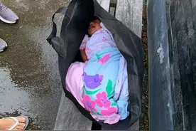 泰国普吉路边惊现“袋装弃婴”，才刚出生7天图片