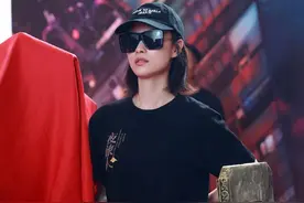 倪妮现身新剧发布会！黑衣黑裤形象大变样，外八站姿站C位太霸气图片