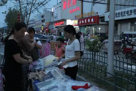 为救重症弟，17岁少女白天打工晚上摆地摊，用瘦弱肩膀扛起一个家图片