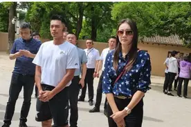 林丹谢杏芳携父母旅游，两人全程无交谈，4岁儿子大长腿太吸睛图片