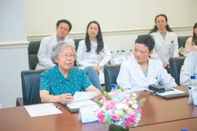 烧伤科名家92岁遗孀百万捐款赠瑞金医院，对领奖后学要求一点：好好学医图片