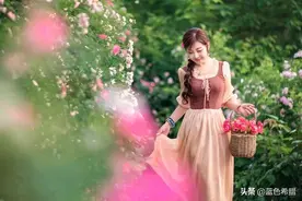如何在花海拍出优雅"阿姨照"？4个摄影口诀送给你，拍唯美人像图片