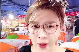 孔雀公主金巧巧大排档直播，皮肤白嫩太抢眼，与粉丝合照超亲民图片