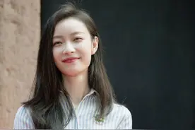 倪妮出席建党片造型，身穿浅蓝色条纹衬衫搭配半身裙，赏心悦目图片