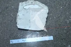 42岁的张女士背着老公找了22岁的小男友…却怒砸小男友的奔驰车图片