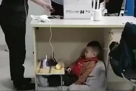 5岁“超懂事”男孩陪妈妈上班，乖巧的背后，是父亲的“缺位”图片