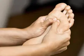 脚上发现三个现象时，或值得引起注意，可能是肝脏发出的“信号”图片