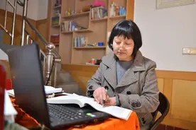 突遇停电，56岁老师点蜡烛上网课！学生说，她就像那支蜡烛图片