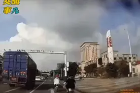 一组动图警示你：大车拐弯一定小心身边的死角盲区#守法知礼平安行#图片