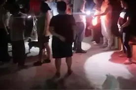 万幸！湖南5岁男童和姐姐争吵后外出一夜未归，民警在山中柴草堆里找到了他图片