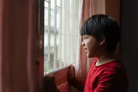一个爱拖拉的孩子背后，总有一个事无巨细的家长图片