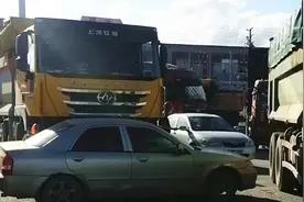 晚高峰两车碰撞，司机不拍照不挪车不报警只顾争吵，交警再三要求依然不依不饶图片