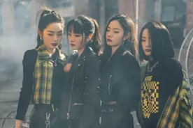 自从有了二胎妹妹，4个20岁的哥哥就变身成保镖，阵仗也是没谁了图片