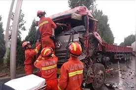 山西稷山：土渣车撞上半挂车 消防紧急破拆救援图片