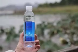 一年卖出4亿瓶，中国饮用水新黑马崛起！知名度不高销量却火爆图片