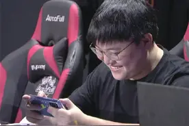奥咪咪晒“一家三口”抱娃照，粉丝催生小uzi，她一脸开心回应图片