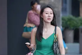 裤子那么多“破洞”，别人估计早扔了，她还“美滋滋”的穿着逛街图片