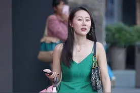 裤子那么多“破洞”，别人估计早扔了，她还“美滋滋”的穿着逛街图片