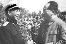 1950年海军司令肖劲光视察刘公岛，因渔民一句话脸色凝重：记下来图片