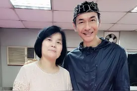 江华58岁庆生照曝光，瘦到脱相认不出，26岁护士儿子帅气迷人图片