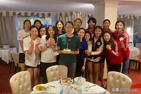 中国女排全队为1人庆生，朱婷带队拍大合照，张常宁丁霞长发披肩图片