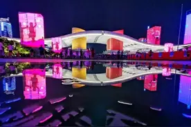 广东深圳:漂亮的深圳市民中心灯光秀图片