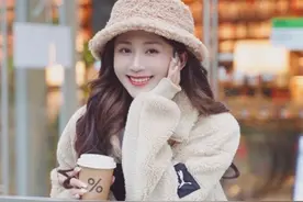 “毛茸茸外套”才是今年的流行款，时髦又百搭，比羽绒服更暖和图片
