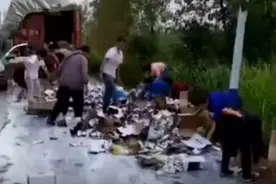 不要慌！牛奶撒了一地，老板请村民搬回家喝图片