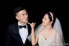 郎才女貌！又一排球名将晒出婚纱照，两人相差4岁娇妻肤白貌美图片