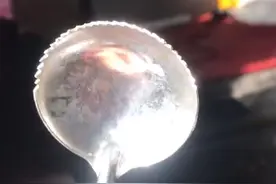 江苏一老爷爷因癌症去世九年，奶奶一直保存着爷爷生前特制的勺子图片