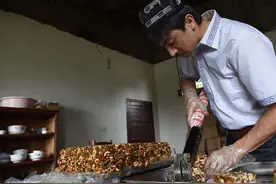 新疆切糕卖的很贵？看看原材料和加工手艺，你还会你觉得贵吗？图片