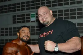 4届世界大力士冠军，最难的事，每天要吃掉1.2万卡路里的食物图片