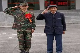 四川省雅安市雨城区：外公送孙去当兵，红色基因永传承图片