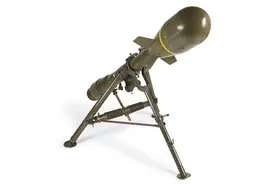 两名士兵操作的袖珍原子炮图片
