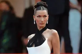 超模贝拉·哈迪德亮相戛纳，穿白色鱼尾礼服好美，勾勒出曼妙身材图片