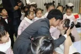 女幼师在幼儿园办“婚礼”，孩子们玩的开心，网友：这也可以？图片