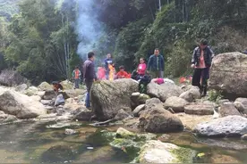 分享在深山里做的美食，石头垒的灶，溪水洗的米，柴火饭就是香！图片