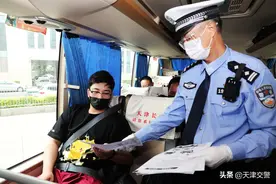 长途客运班线恢复运 营交警深入检查驾乘人员安全带使用情况图片