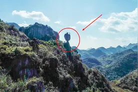 云南大山发现一像人头的奇石，头大脖子细，立于悬崖峭壁边视频封面