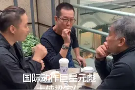 港星元彪和梁家仁曝近况，眼袋下垂皱纹深刻，元彪手上雪茄却抢眼图片