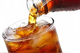 心慌、手抖、没力气，一喝可乐全好了！55岁可乐“女神”喝到“断片”，所幸是糖尿病早期图片