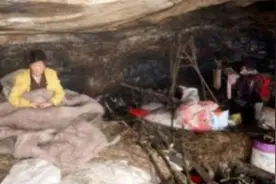 农村女子离婚后无家可归住山洞3年，40岁就变成了老奶奶模样图片