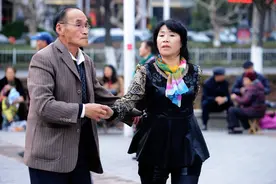 57岁大爷倾诉：女舞伴向我示爱，我提出3个要求后，她却放弃了图片