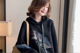 休闲卫衣就是减龄，30+女人穿，也是非常的青春显活力图片