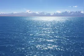 佩枯措与希夏邦马峰图片