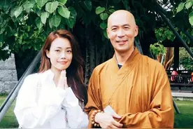 孝顺女！容祖儿陪母亲寺庙祈福，周海媚出家前男友罕见现身图片