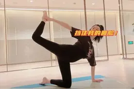 奚梦瑶晒瑜伽照，怀二胎还坚持运动，自曝体重130斤但四肢仍纤细图片